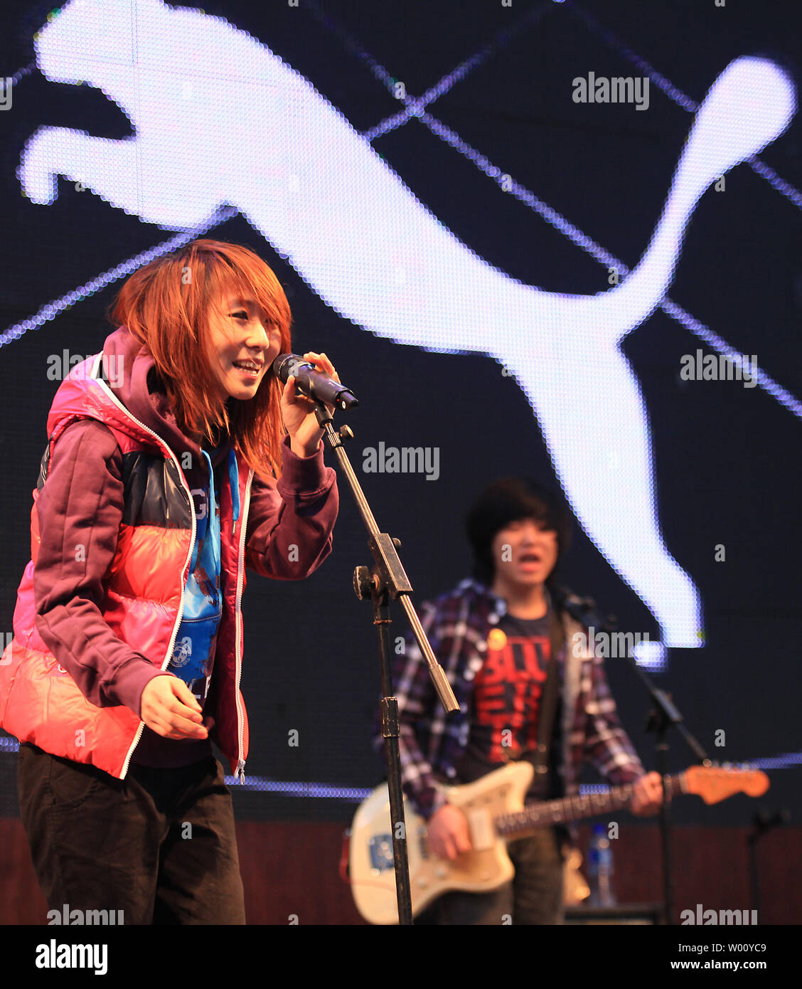 barbilla Adaptación estilo A Chinese rock band hired by Puma, a leading sports lifestyle company,  plays American music covers during a public marketing event at an  international fashion mall in Beijing November 5, 2011. Foreign