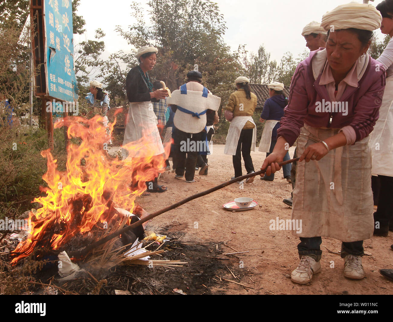 Chinese ethnic minority muslims take part in a roadside burial ritual ...