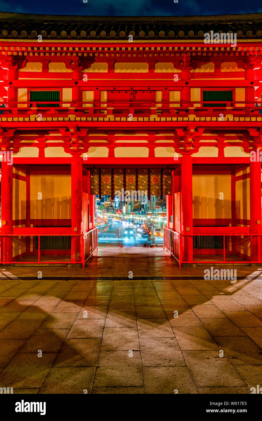 Yasaka shrine at night hi-res stock photography and images - Alamy