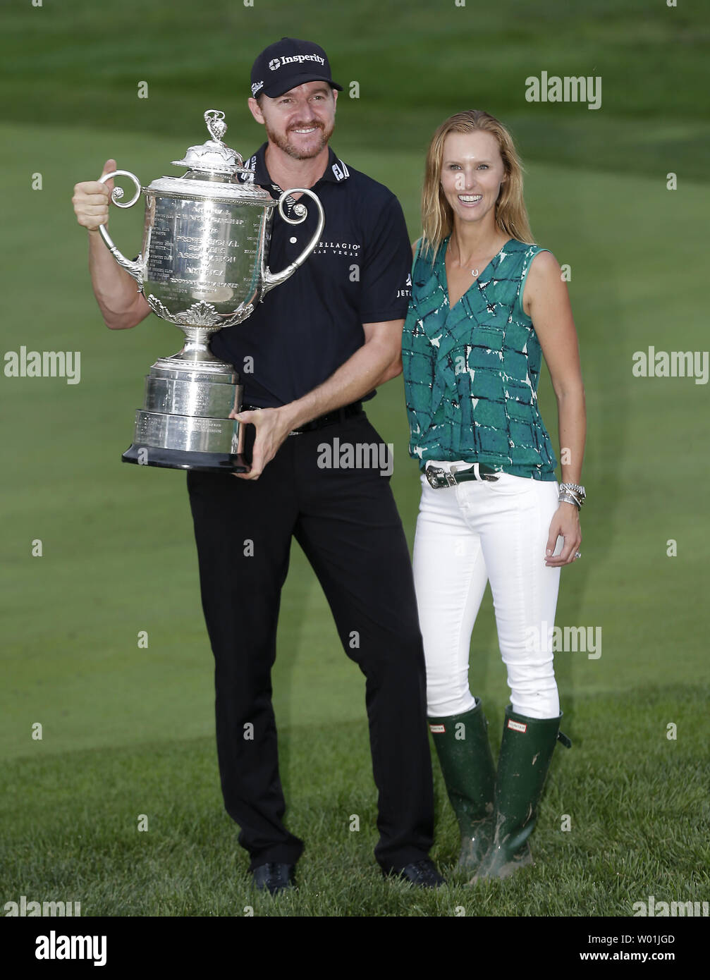 Veel schetsen Ga door Jimmy Walker holds the Wanamaker Trophy standing with his wife Erin after  the final round at the PGA Championship at Baltusrol Golf Club in  Springfield, New Jersey on July 31, 2016. Walker