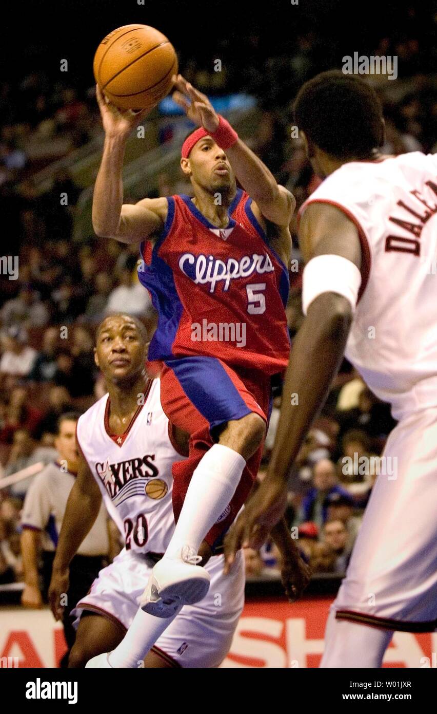 The Clipper's Eddie House (5) drills the net atop the 76ers' Eric Snow (20) and Samuel Dalembert (1) while driving to the hoop as Philadelphia hosts Los Angeles in an evening game at the Wachovia Center in Philadelphia, on January 7, 2003. (UPI PHOTO/ JON ADAMS) Stock Photo