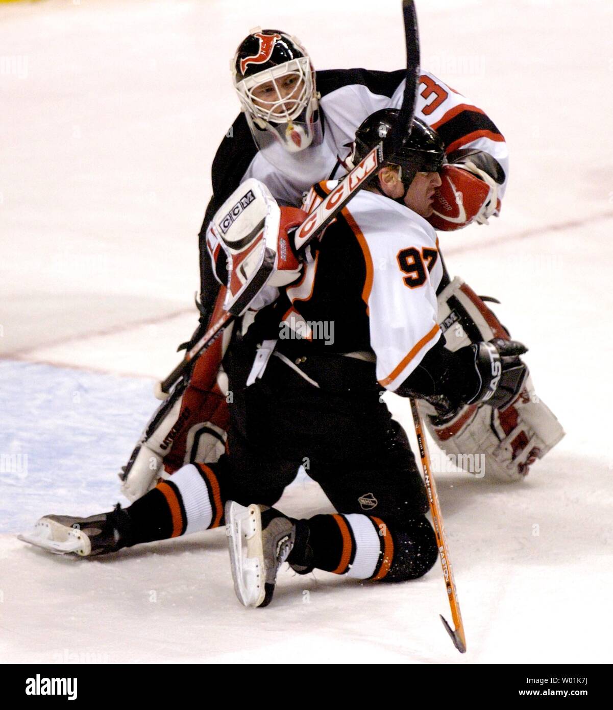 The Flyers' Jeremy Roenick (97) takes a shot on his recently healed