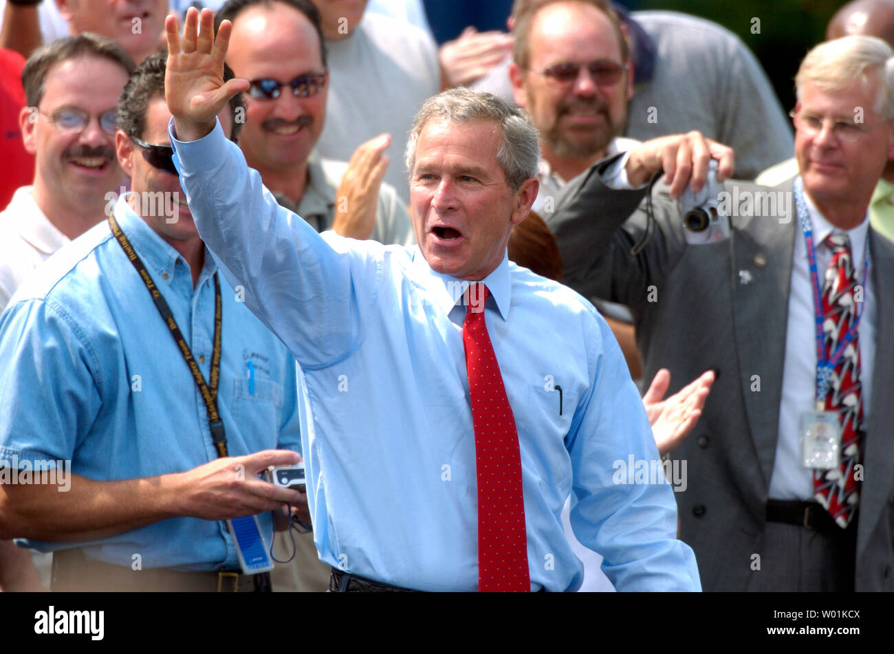 President Bush receives a applause and delivers a