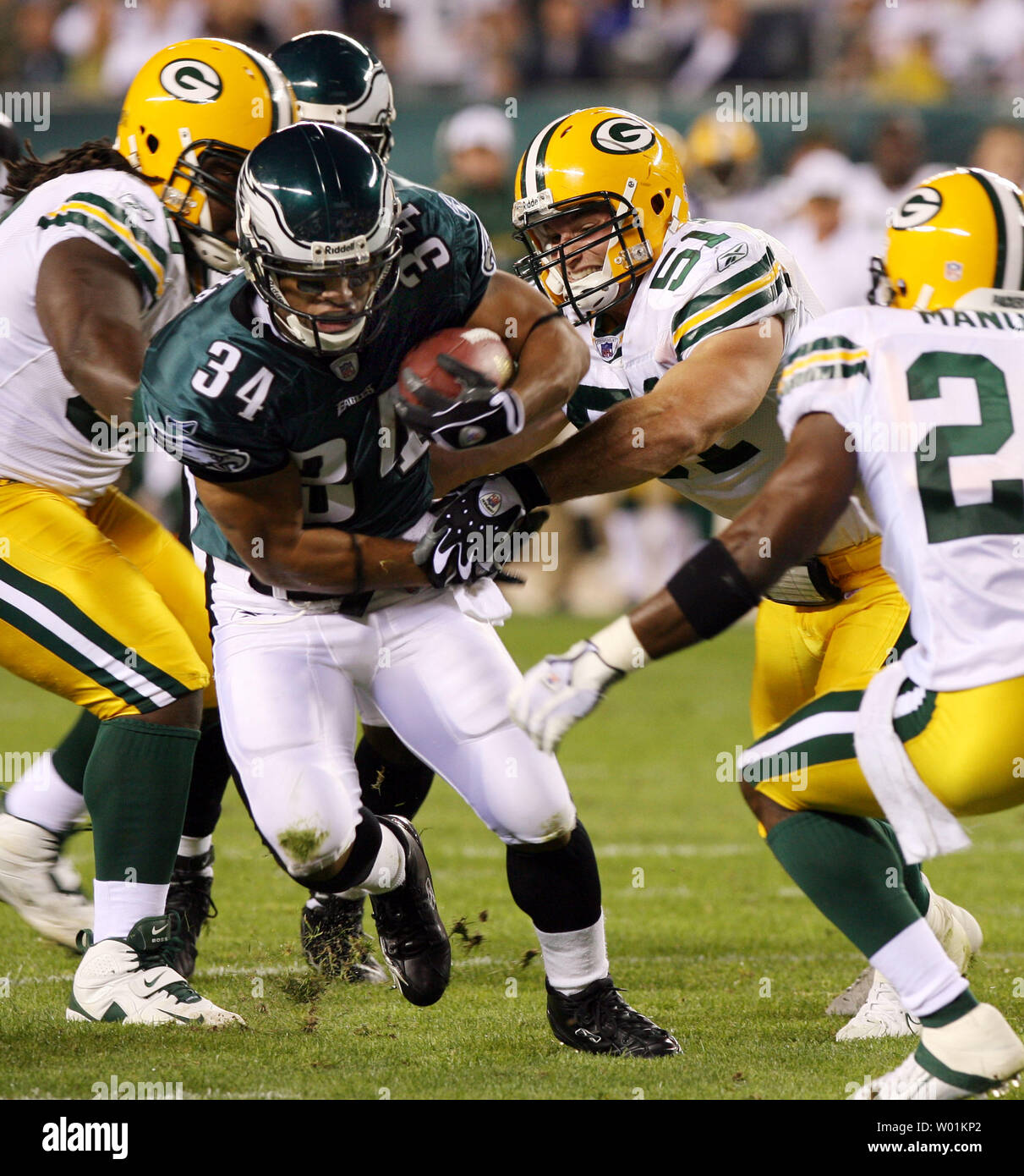 Philadelphia Eagles RB Reno Mahe (34) runs the ball through the line for a  7-yard gain to the Green Bay 14-yard line during first quarter Philadelphia  Eagles-Green Bay Packers NFL action at