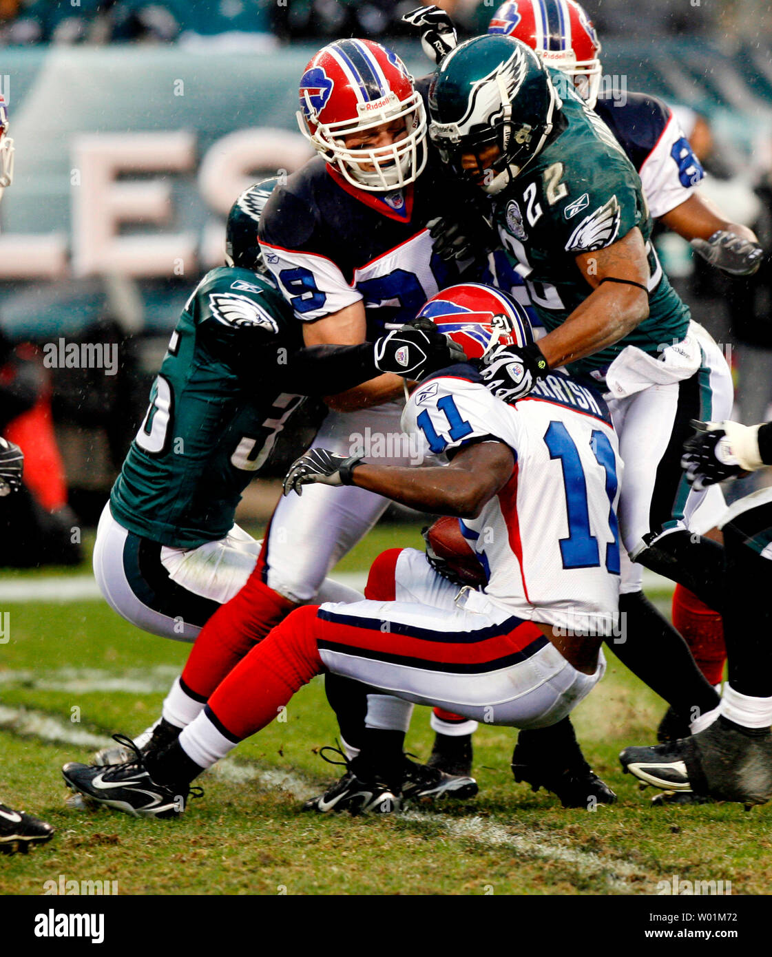 Buffalo Bills Roscoe Parrish (11) is hit by Philadelphia Eagles corner