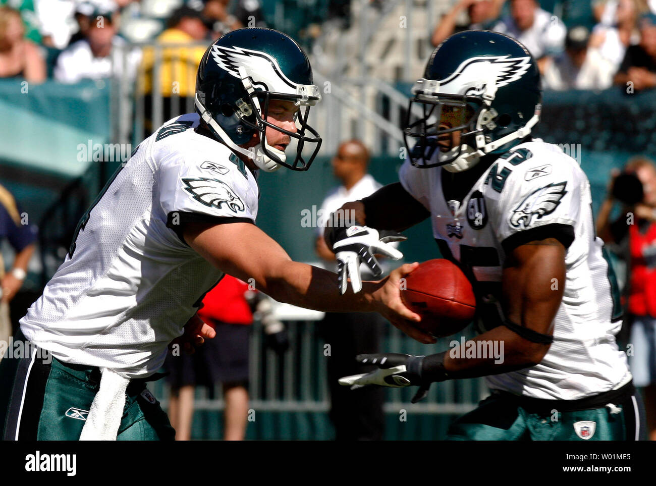 Philadelphia Eagles backup quarterback Kevin Kolb (4) hands off to teammate Lorenzo Booker (25) as he enters the game to replace starting quarterback Donovan McNabb during fourth quarter play in Philadelphia at Lincoln Financial Field September 7, 2008.  Philadelphia defeated St. Louis 38-3 in their home opener.    (UPI Photo/John Anderson) Stock Photo