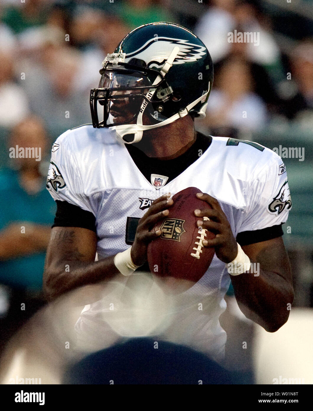 Michael Vick, recently released from prison for dogfighting charges, pulls back for a pass during first quarter Philadelphia Eagles-Jacksonville Jaguars preseason game in Philadelphia at Lincoln Financial Field August 27, 2009.Vick signed a one year contract with options with the Eagles immediately after his release from prison and has not played in a NFL game since 2006.   UPI/John Anderson Stock Photo