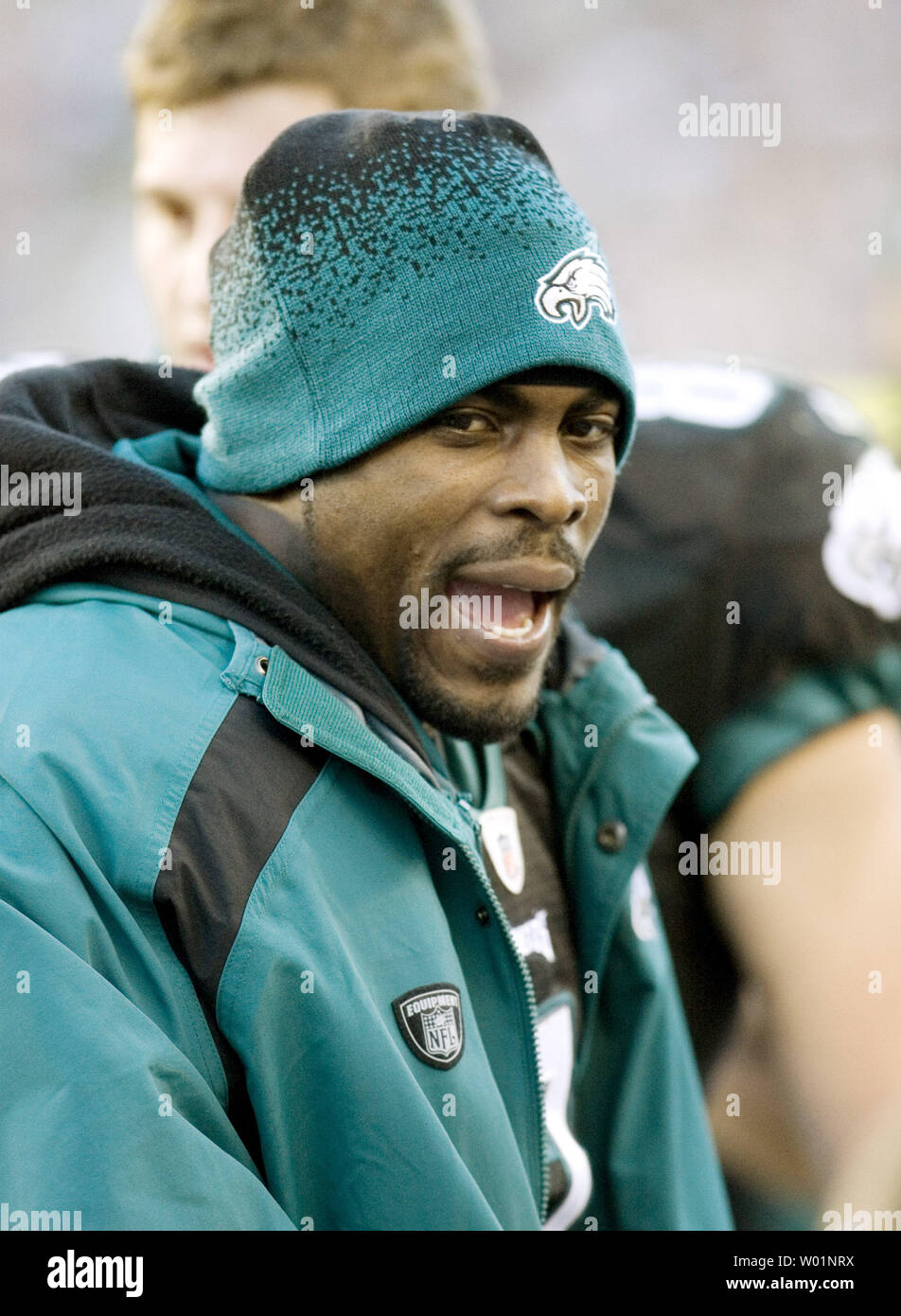 Oakland, California, USA. 18th Oct, 2009. Philadelphia Eagles quarterback Michael  Vick #7 spent most of the game on the sidelines not getting a chance to  play on Sunday, October 18, 2009, at