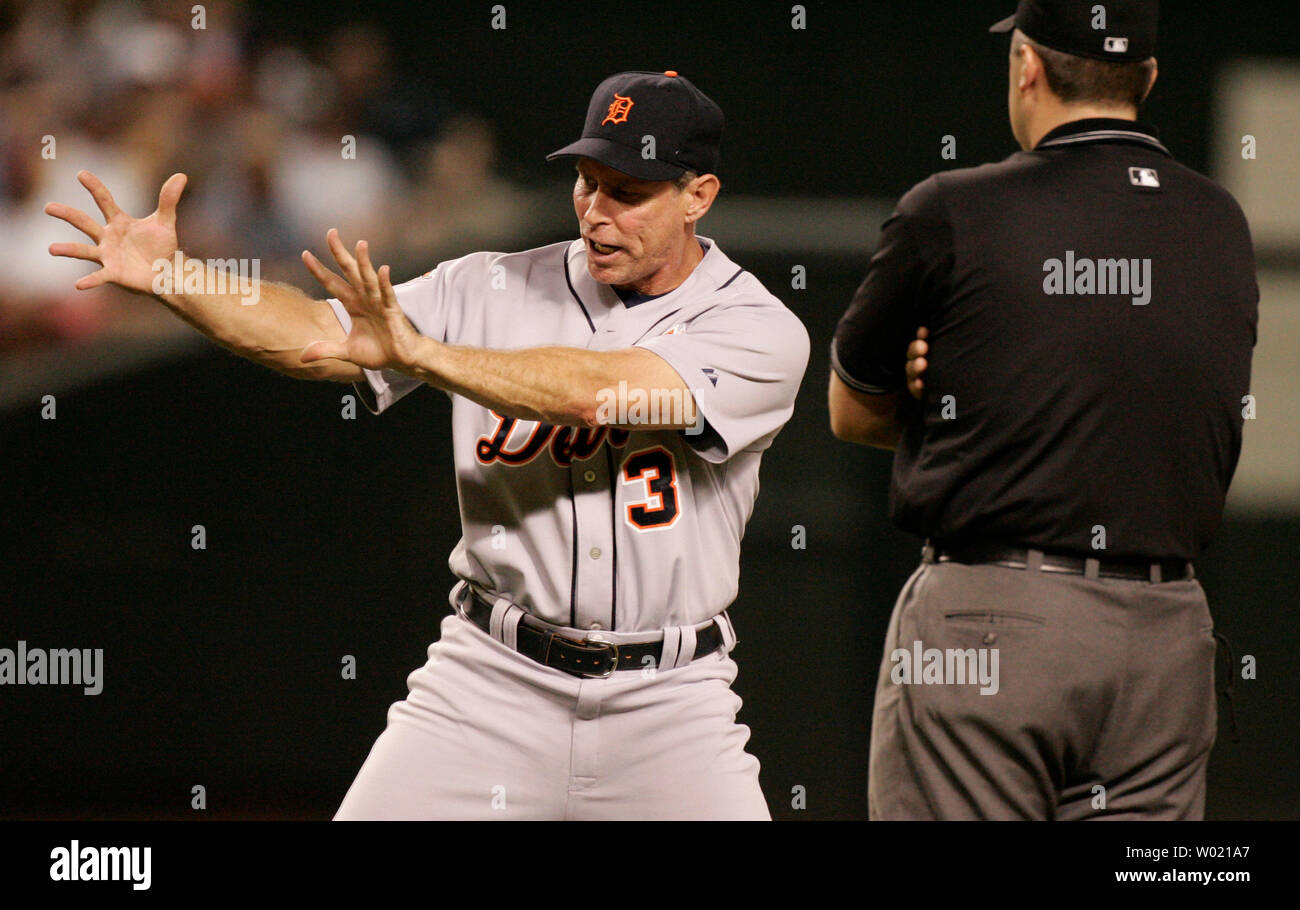 Trammell fills in as Tigers' first-base coach