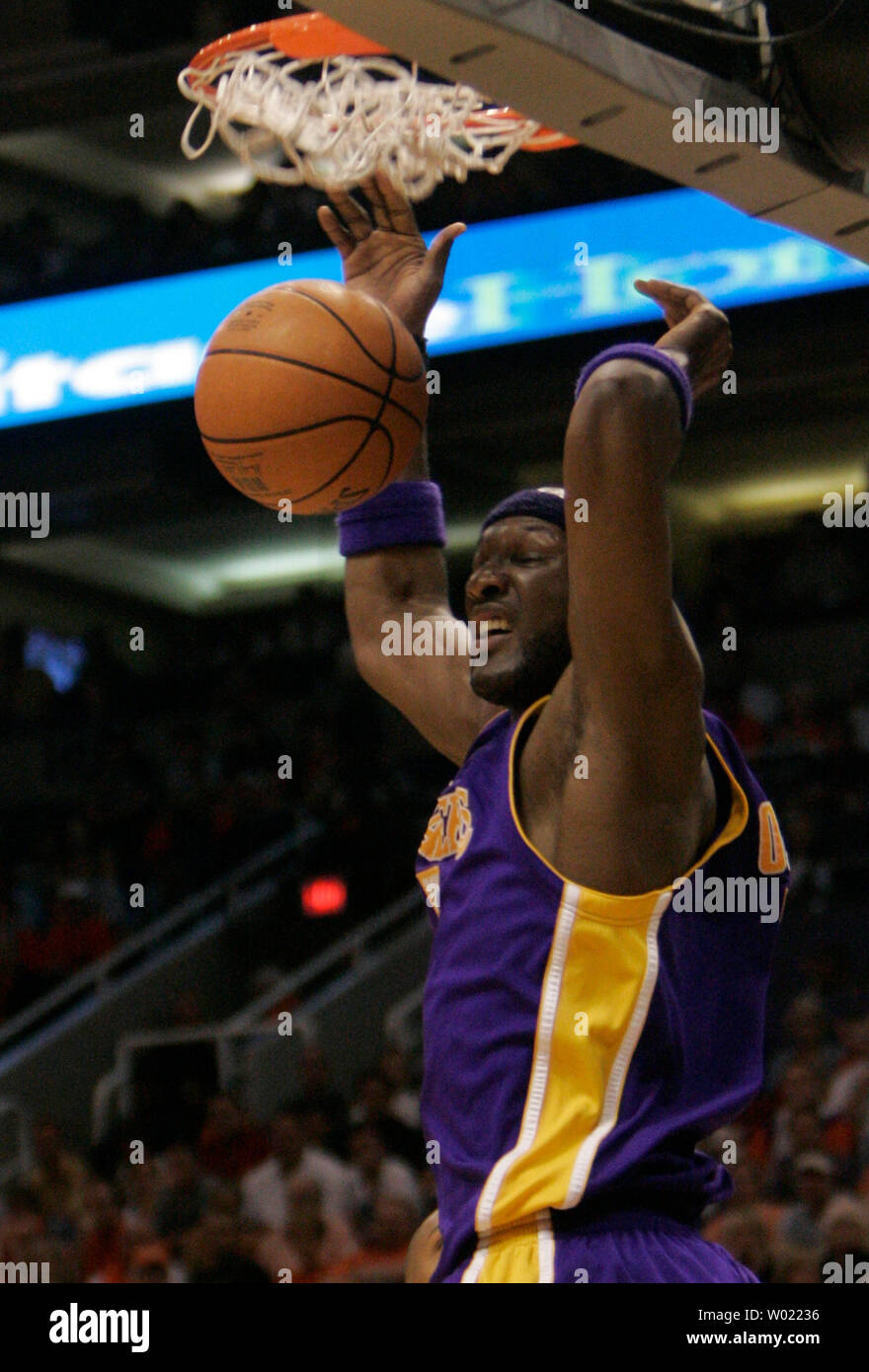 Los Angeles Lakers Lamar Odom reacts after fluxhing a dunk against the ...