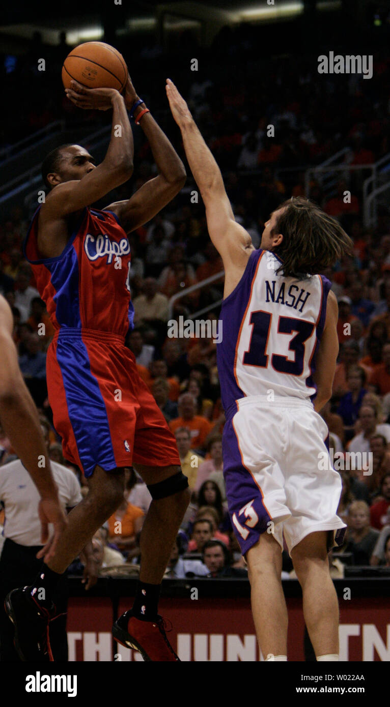 New Jersey Net Jason Kidd looks for a someone to pass to against the  Phoenix Suns in the second quarter November 25, 2005 in Phoenix, AZ. (UPI  Photo/Will Powers Stock Photo - Alamy