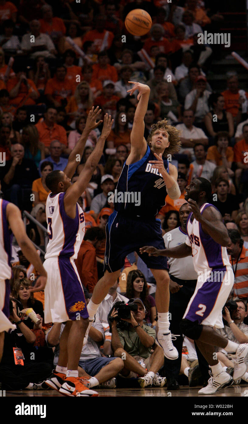 Dallas Mavericks Dirk Nowitzki throws a floor length pass against the Phoenix Suns in the  third quarter of game three of the Western Division Finals of the NBA Playoffs in Phoenix, May 28, 2006. The Mavericks defeated the Suns 95-88.      (UPI Photo/Will Powers) Stock Photo