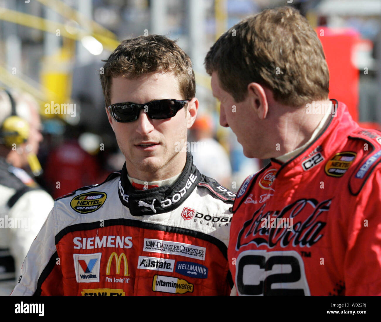 Kasey Kahne, of Enumclaw, WA. chats with Bill Elliott of Dawsonville, GA as they head to their cars to drive in the Checker Auto Parts '500' at the Phoenix International Raceway in Avondale, AZ., November 12,2006.  Kahne who drives for the Dodge Dealers/UAW Dodge team and Elliott who drives for the R&J Racing Dodge team finished seventh and 31st respectively.  (UPI PHoto/Art Foxall) Stock Photo