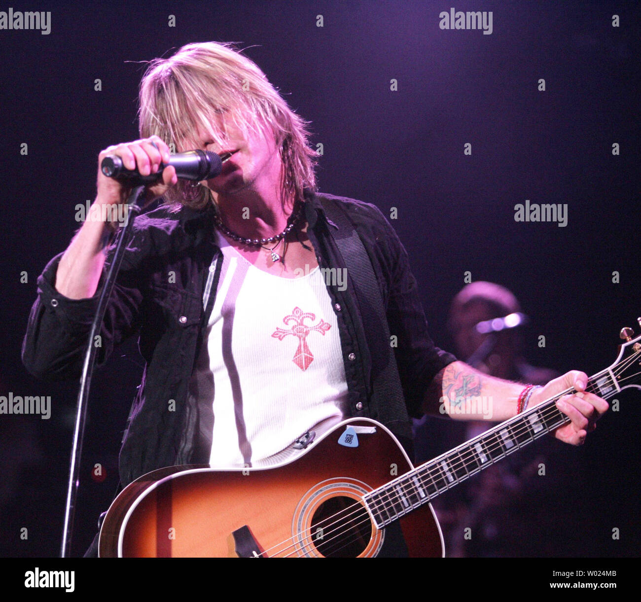 Ferie Intakt Soak Goo Goo Dolls, singer, Johnny Rzeznik plays from their new CD "Live in  Buffalo" at Pechanga Indian Reservation in Temecula CA, December 30, 2004.  (UPI Photo/Roger Williams Stock Photo - Alamy