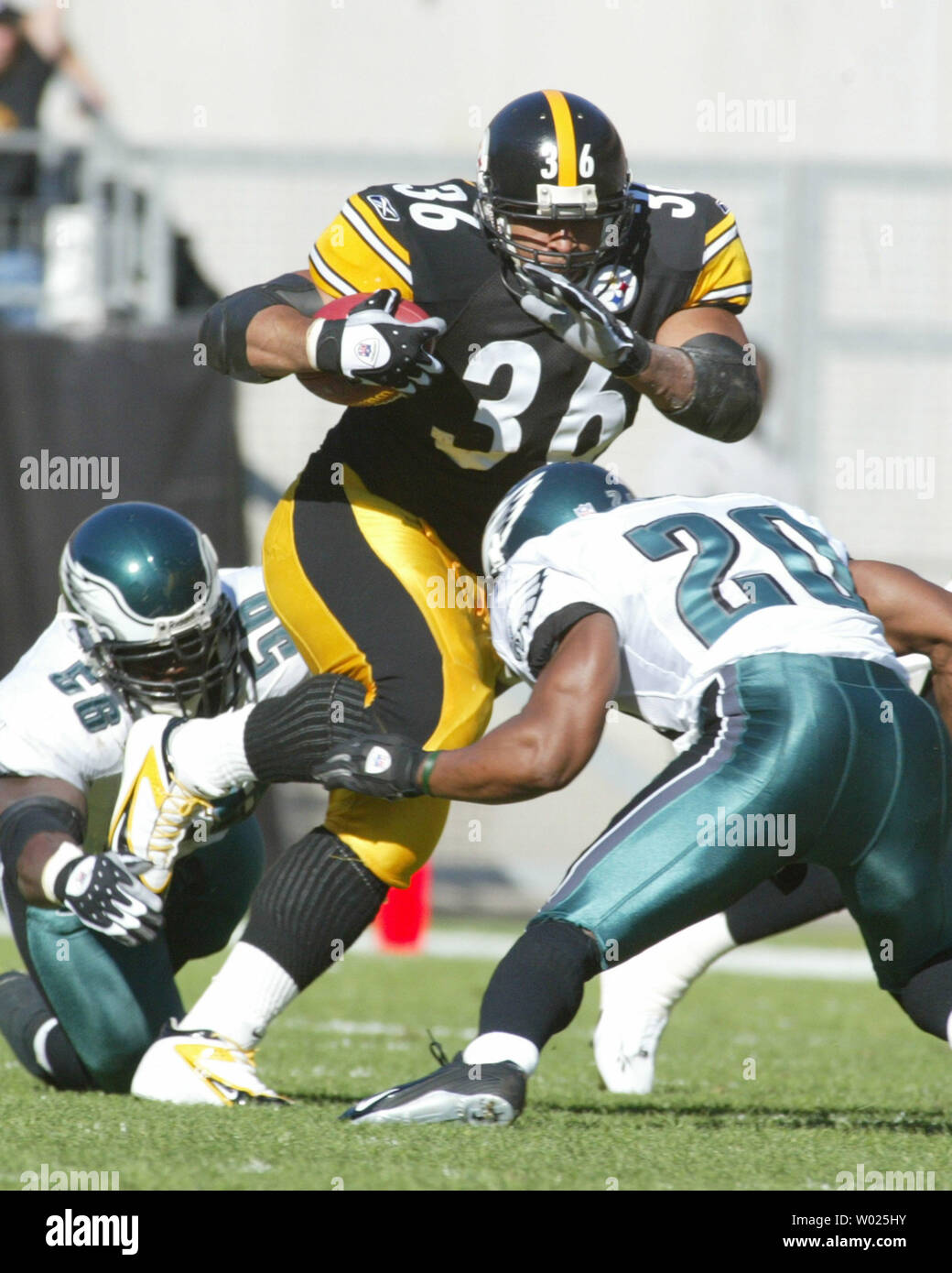 Pittsburgh Steelers Hines Jerome Bettis runs for a first down against the Philadelphia Eagles in the first quarter on November 7, 2004 at Heinz Field in Pittsburgh, Pennsylvania. On the play for the Eagles was Derrick (56) and Brian Dawkins (20) The Steelers lead the Eagles 21 to 3 at halftime. (UPI Photo/Stephen Gross) Stock Photo