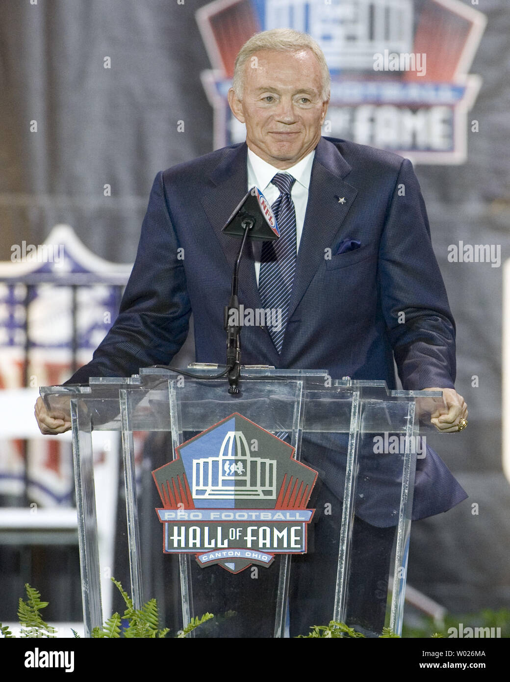Dallas Cowboys owner Jerry Jones introduces Michael Irvin at the 2007 ...