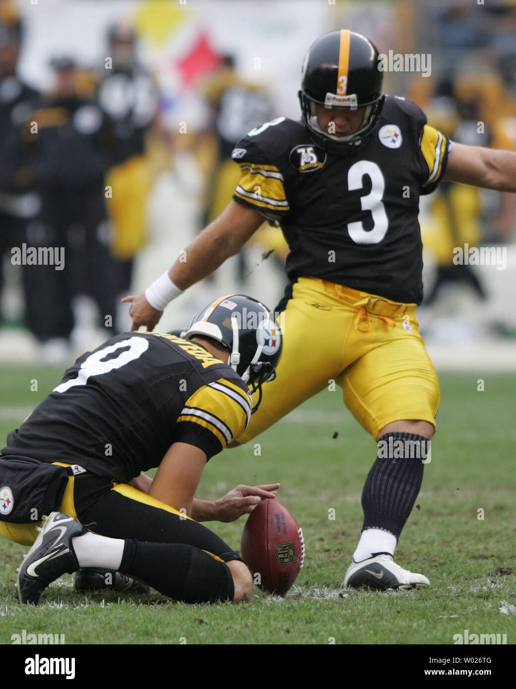 Pittsburgh steelers jeff reed kicks hi-res stock photography and images ...