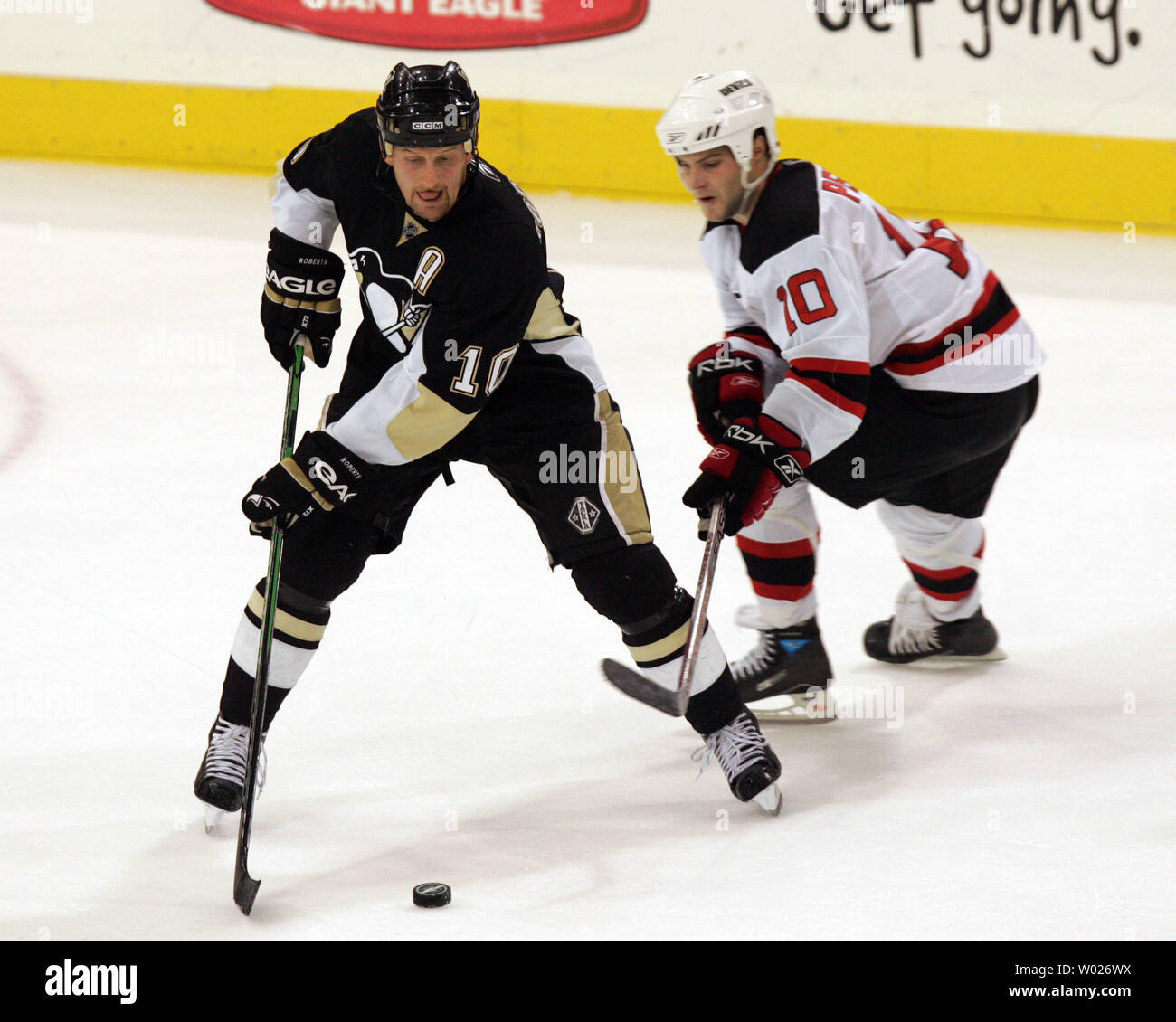 Pittsburgh Penguins Gary Roberts fight for the puck with