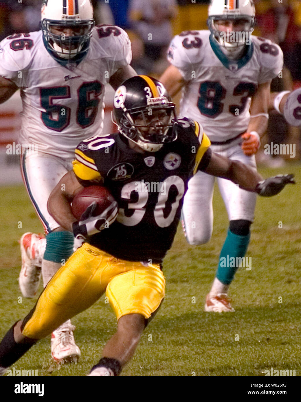 skuffet Søndag kuvert Pittsburgh Steelers Allen Rossum returns a punt for 33 yards with Miami  Dolphins Derrick Pope and Greg Camarillo in pursuit in the second quarter  of a scoreless half at Heinz Field in
