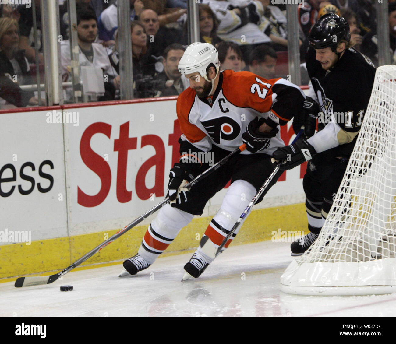 202 Pittsburgh Penguins Gary Roberts Photos & High Res Pictures
