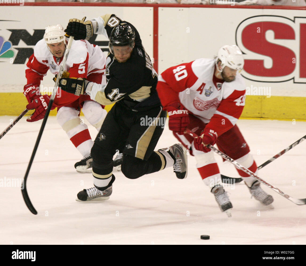 Pittsburgh Penguins Marian Hossa skates between Detroit Red Wings Nichlas Lidstrom (5) and Henrik Zetterberg in the second period of game four of the 2008  Stanley Cup Finals at the Mellon Arena in Pittsburgh on May 31, 2008.      (UPI Photo/Stephen Gross) Stock Photo