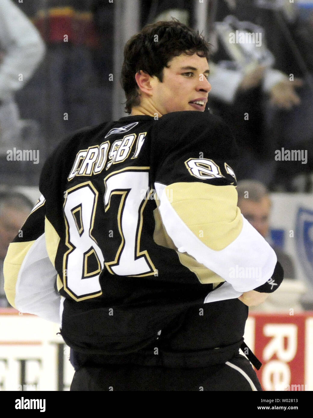 Pittsburgh Penguins Sidney Crosby (87) looks back to the official