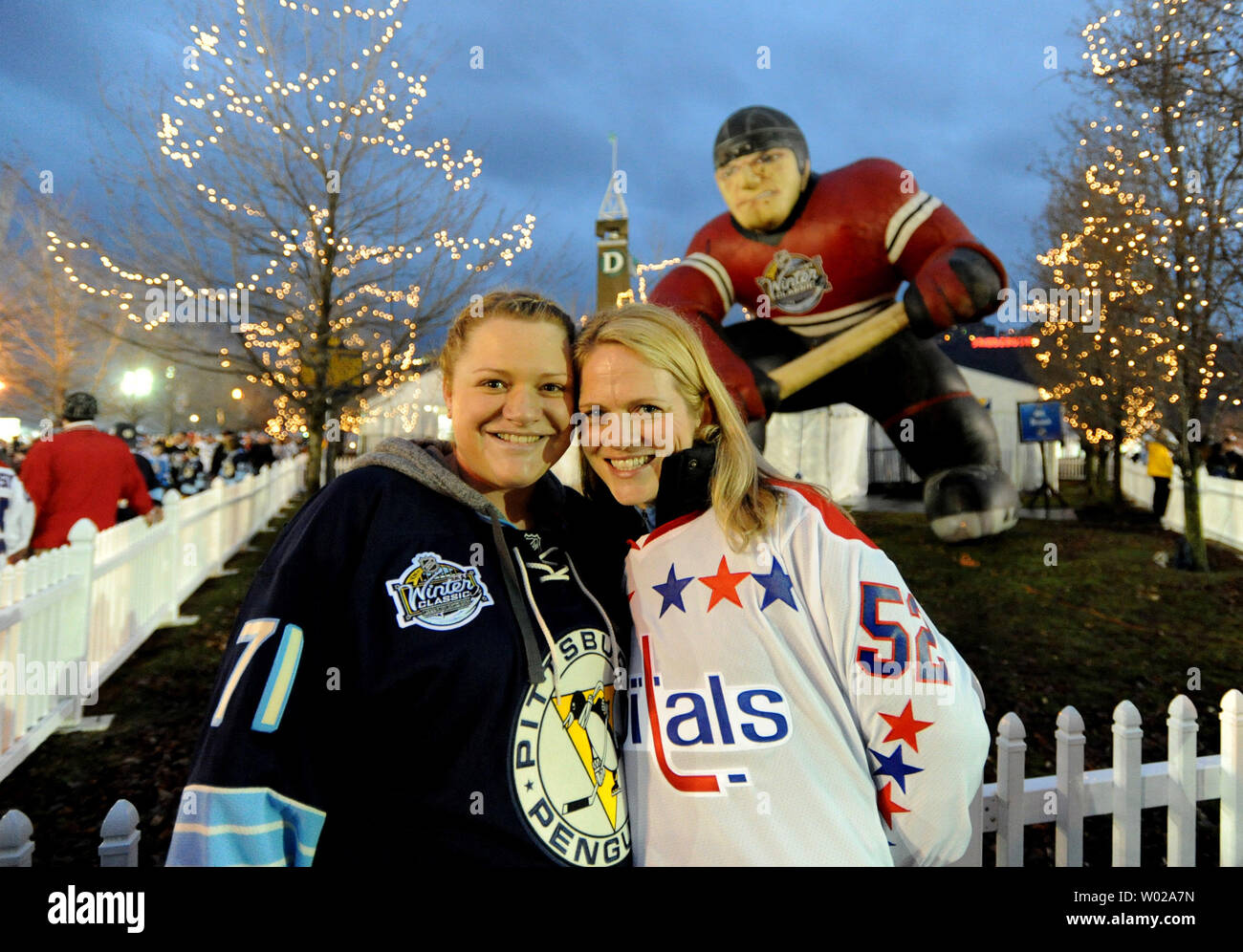 Nhl winter classic fans hi-res stock photography and images - Alamy