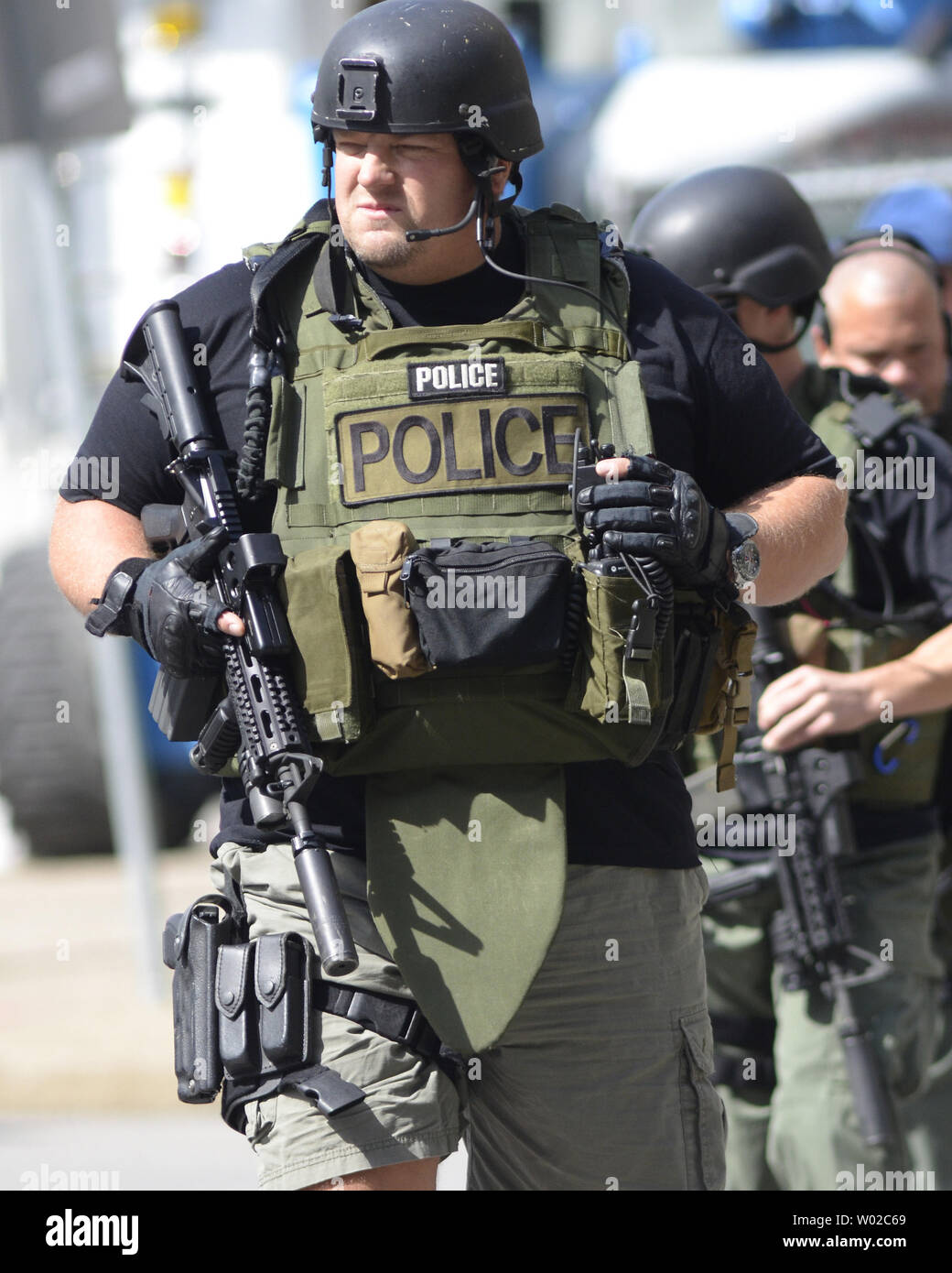 Pittsburgh police SWAT team members stand down and depart Gateway ...