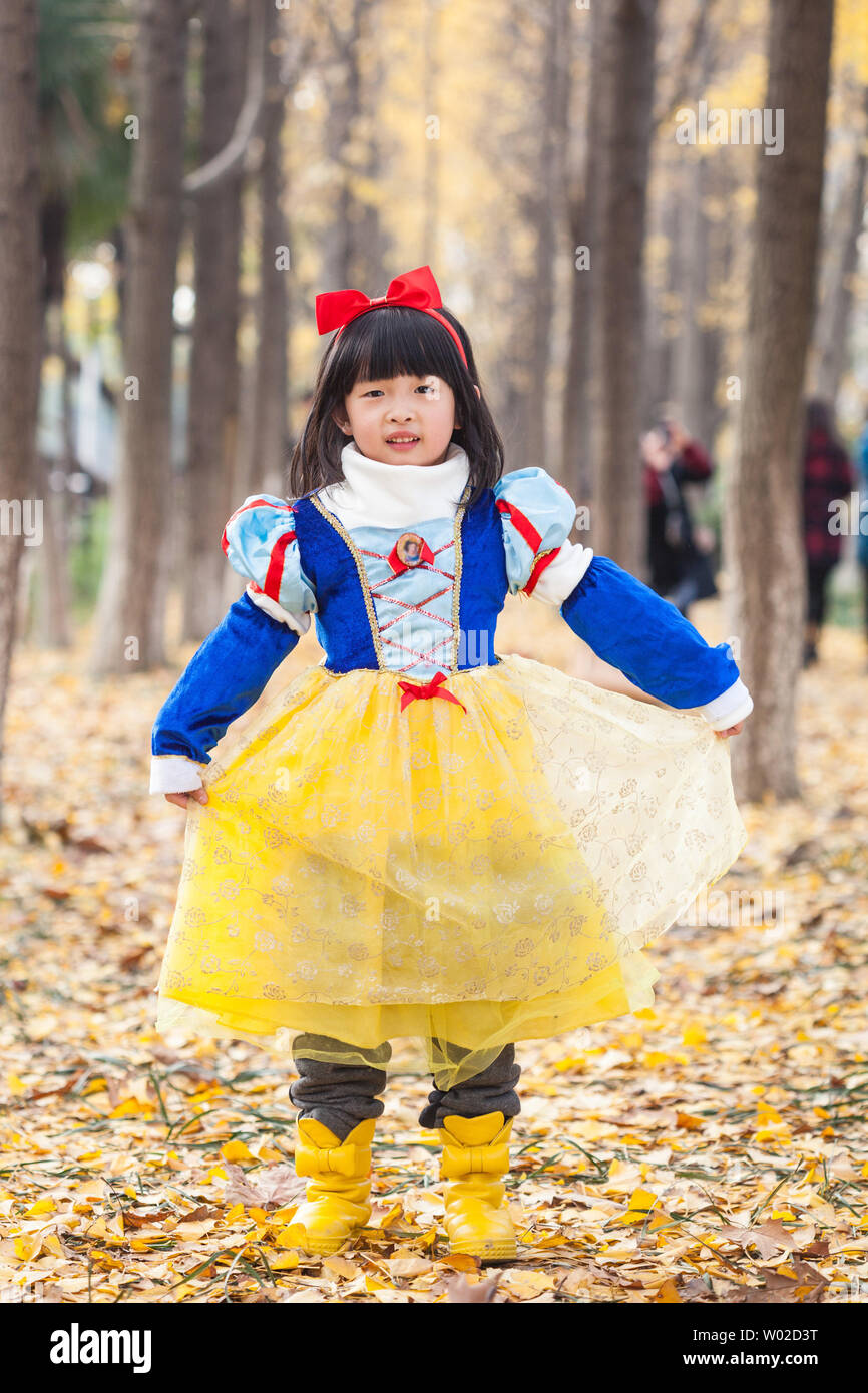 little girl dress in snow white costume in forest Stock Photo - Alamy