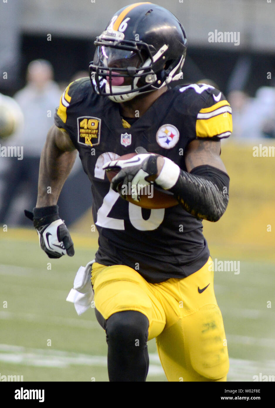 Pittsburgh Steelers running back Le'Veon Bell (26) pulls in a pass