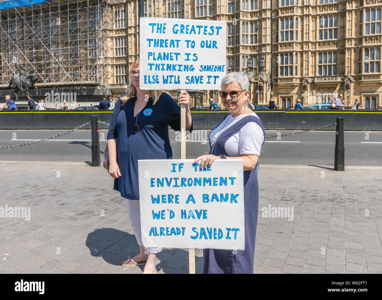 Women holding signs hi-res stock photography and images - Alamy