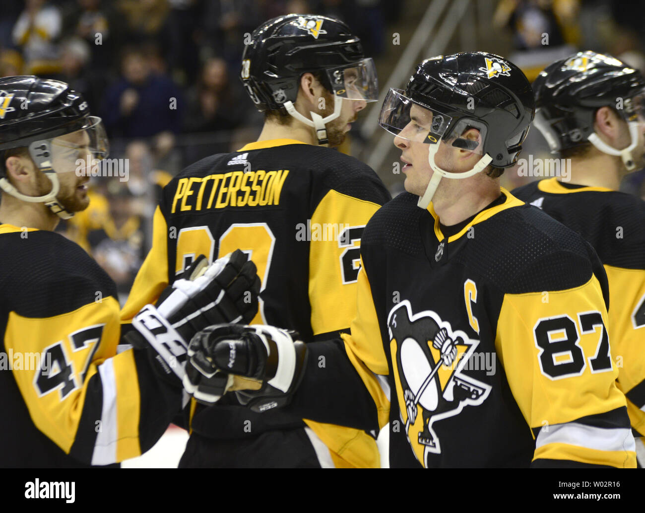 Pittsburgh Penguins center Sidney Crosby (87) congratulates Pittsburgh