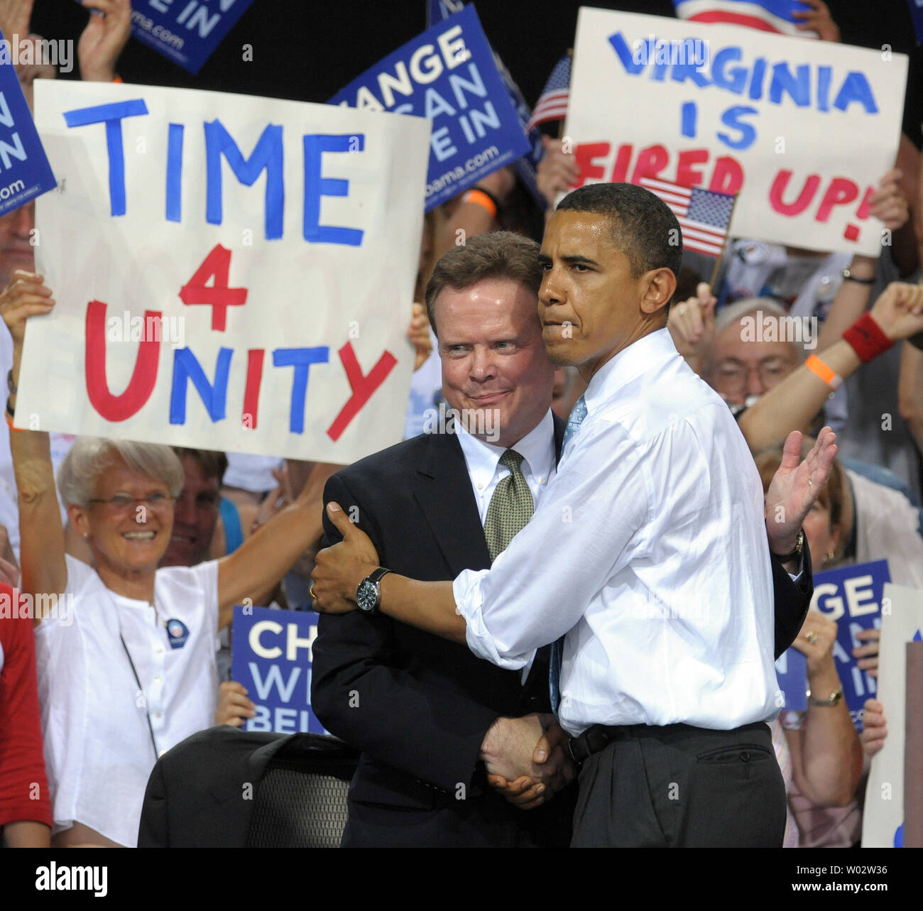 Democratic Presidential Candidate Sen. Barack Obama, D-il, (r) Shakes 