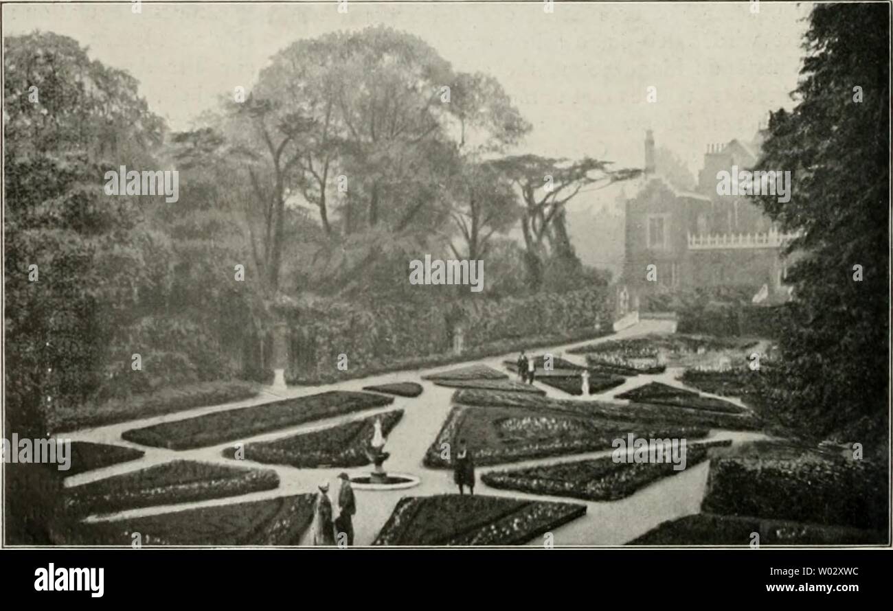 Archive image from page 161 of Die Gartenkunst (1899). Die Gartenkunst  diegartenkunst12deut Year: 1899  98 DIE GARTENKUNST. XII, 6 !'â '' -cBBaHnr Â«BvvnH . - '.  â R'Ml râ K4 W Ã?''  Uji.â ;â¢,;, rjÂ»Â»Â«XÂ»Â«llÂ»V'Â« 5)? fM â =1    â M At â¢ ' . B Aus Holland-House Garden: Parkeingang an der Vorfahrt zum Hause. Raumwirkung besitzt. Die VerhÃ¤ltnisse der einzelnen Gartenteile stehen in seltener Harmonie und das Ganze sowohl, wie das Einzelne zeigt eine FÃ¼lle malerischer Reize. Und trotzdem das Ganze doch eine groÃe, vornehme Besitzung ist, herrscht in diesen Gartenteilen eine so intime, ic Stock Photo
