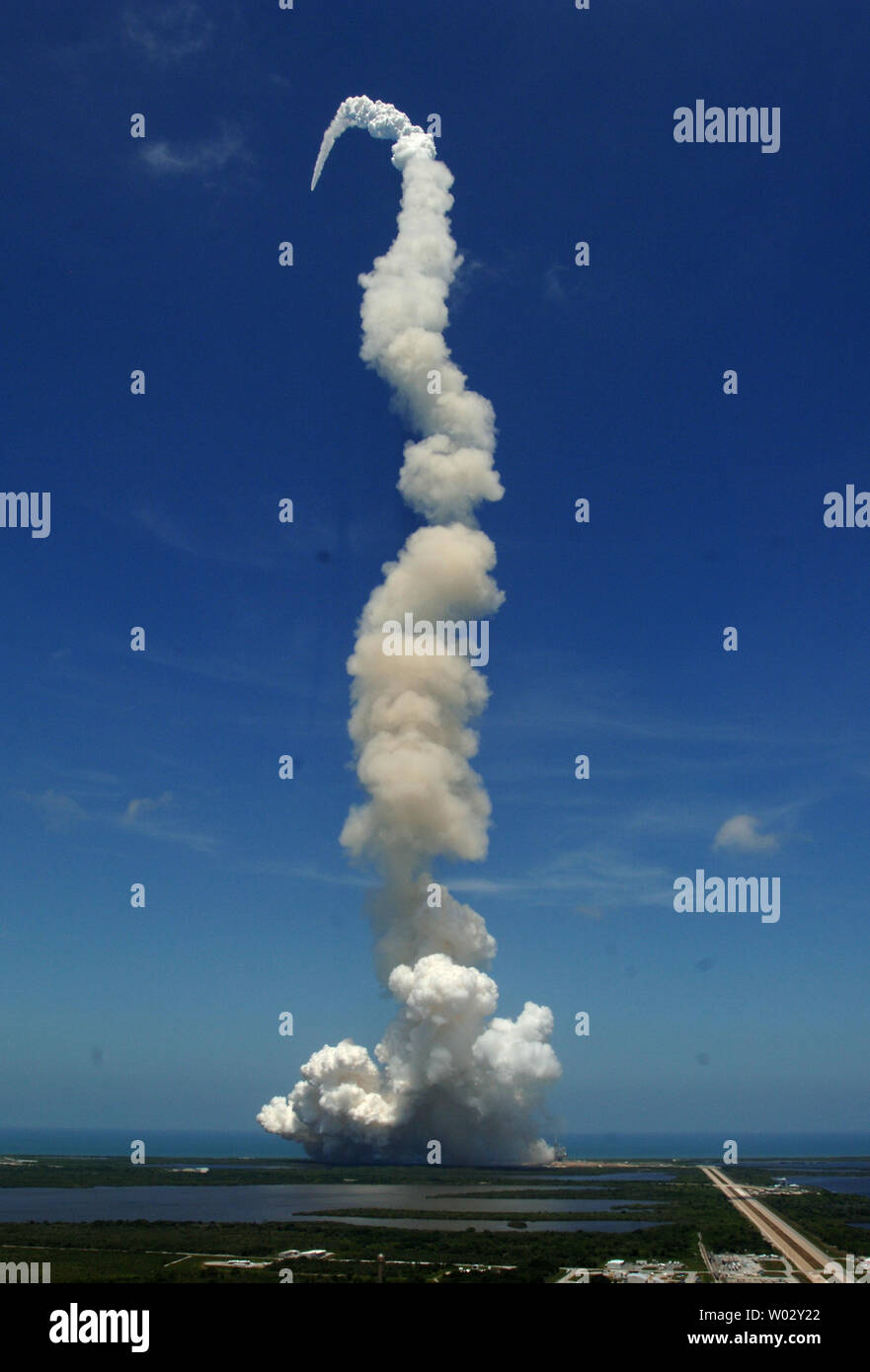 Space Shuttle Atlantis lifts off from launch pad 39A with a six-member ...