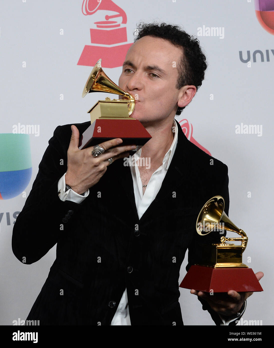 Fonseca Appears Backstage With The Awards For Best Tropical Song For fonseca-appears-backstage-with-the-awards-for-best-tropical-song-for