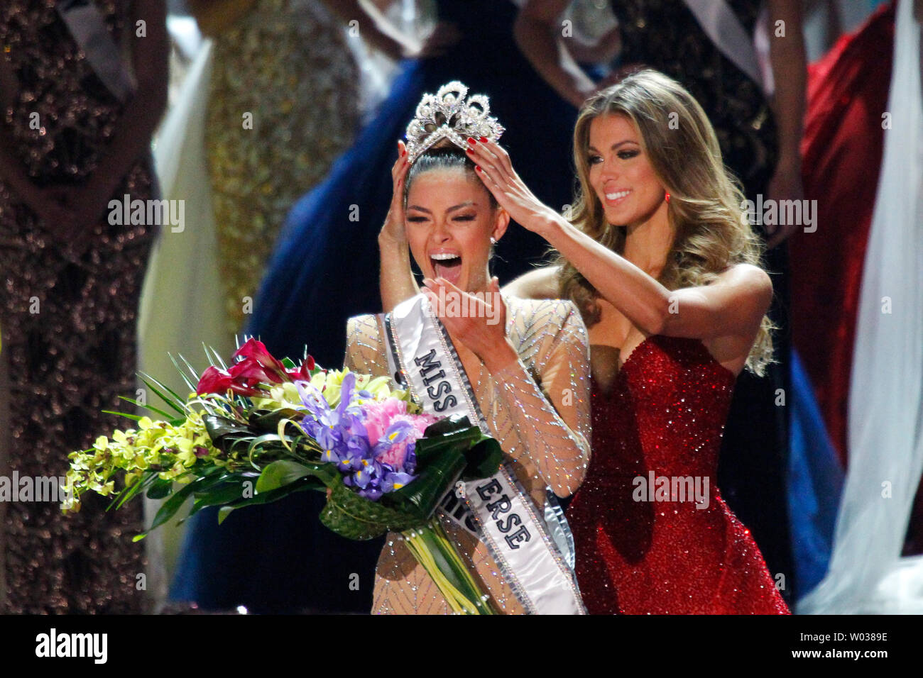 Miss South Africa Demi Leigh Nel Peters Is Crowned Miss Universe 2017 By Iris Mittenaere During