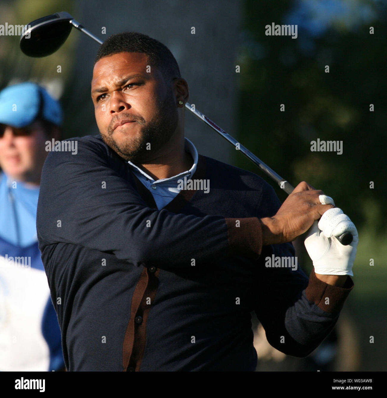 Actor Anthony Anderson watches his tee shot during the first round of play of the Bob Hope Chrysler Classic at Bermuda Dunes Country Club in Bermuda Dunes, California on January 17, 2007.   (UPI Photo/Art Foxall) Stock Photo