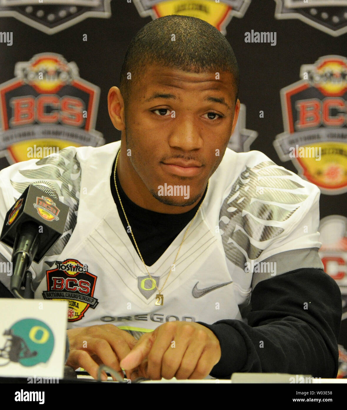 Jan. 10, 2011 - Glendale, Arizona, U.S - Oregon Ducks running back  LaMichael James (21) goes in for the score during game action of the BCS  National Championship game, between the #2