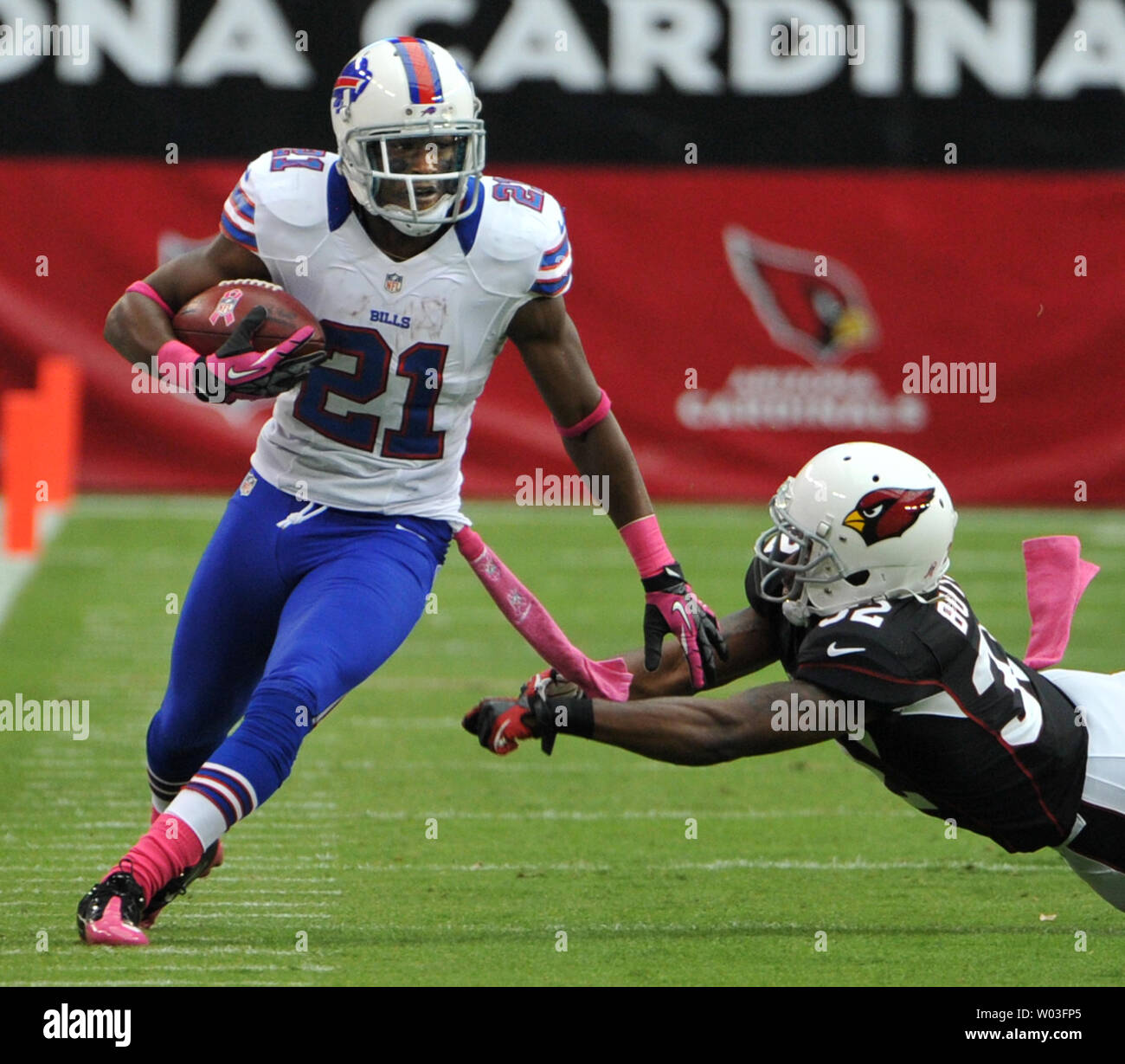 Buffalo Bills kick returner Leodis McKelvin (L) returns a free kick after a safety during the first quarter of the Bills-Arizona Cardinals game at University of Phoenix Stadium in Glendale, Arizona on October 14,2012.  Trying to make the play for the Cardinals is Crezdon Bethel. UPI/Art Foxall Stock Photo