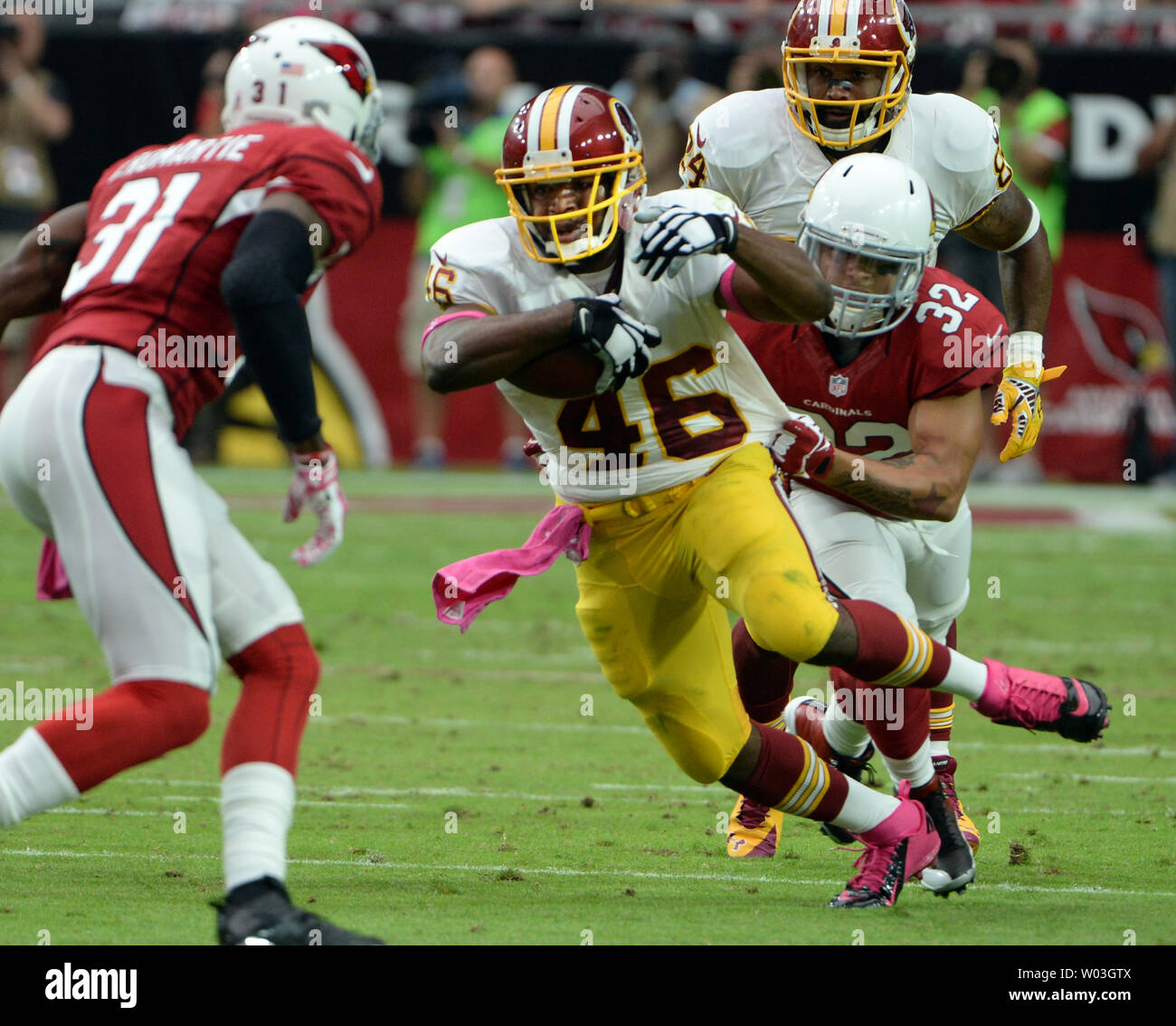 Arizona Cardinals running back Alfred Morris (C) picks up a first down in  the first quarter of the Redskins-Arizona Cardinals game at the University  of Phoenix Stadium in Glendale, Arizona on October