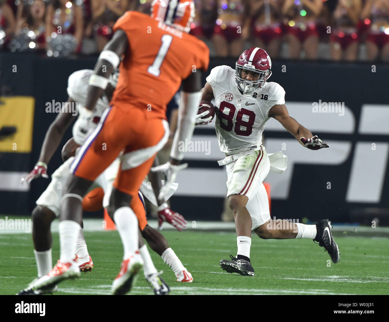 Alabama Crimson Tide Tight End Oj Howard Runs For Yardage