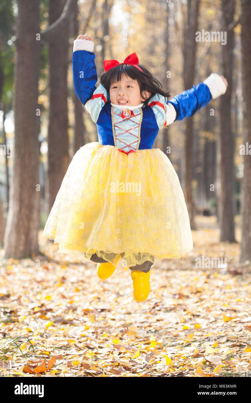 Snow white costume hi-res stock photography and images - Alamy