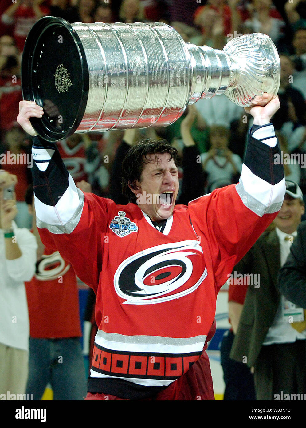 Okay but Rod Brind'Amour hoisting the Cup 🥹 #StanleyCup #nhl #hockey