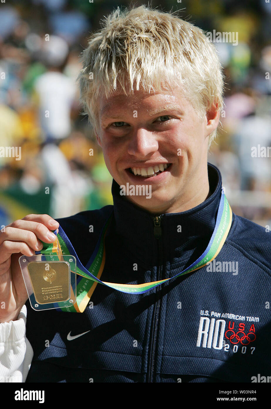 American swimmer Charles Peterson shows off his gold medal after winning the 1,500-meter freestyle finals in Rio de Janeiro, Brazil in the XV Pan American Games on July 21, 2007. Peterson set a Pan American record with a time of 15:12.33 minutes. (UPI Photo/Grace Chiu). Stock Photo