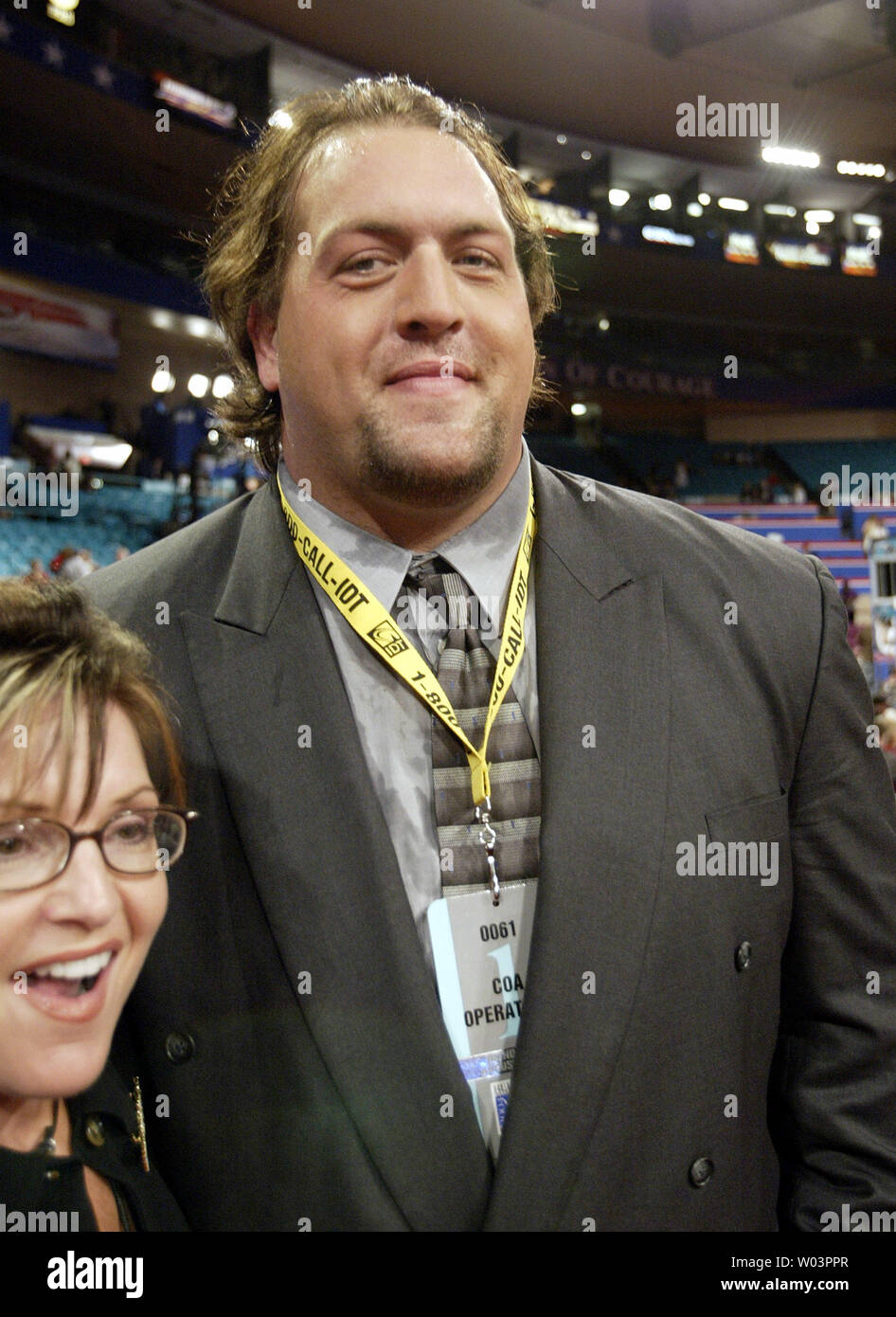 Wwf Wrestler Paul White A K A The Big Show Poses With Fans As He