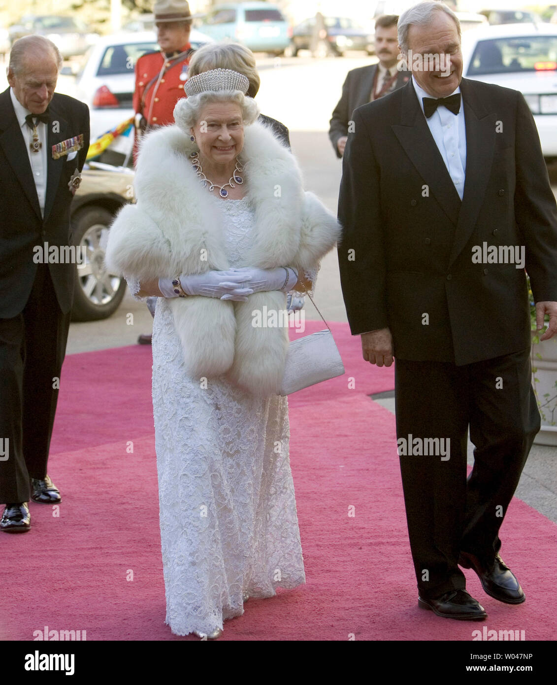 Queen Elizabeth is escorted by Canada's Prime Minister Paul Martin to the Government of Canada dinner in Edmonton, Alberta on May 24, 2005.  (UPI Photo / Heinz Ruckemann) Stock Photo
