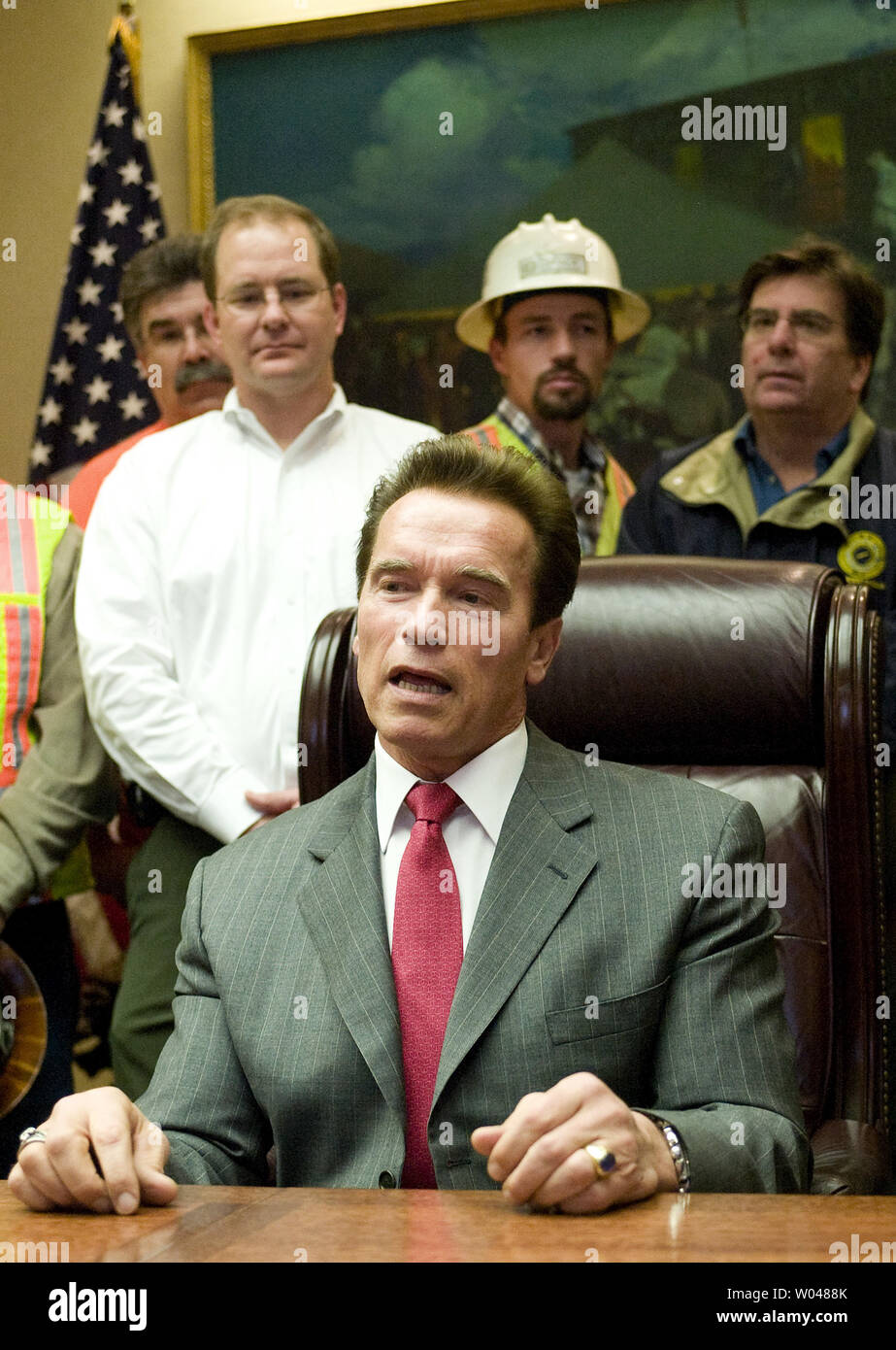 Governor arnold schwarzenegger signing hi-res stock photography and