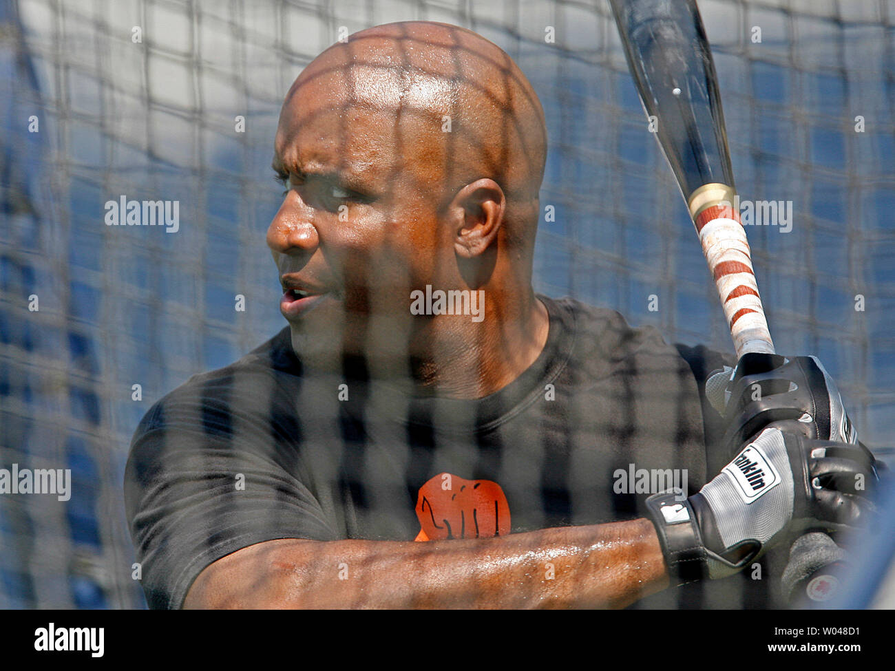 San Francisco Giants left fielder Barry Bonds takes early batting practice to help smooth out