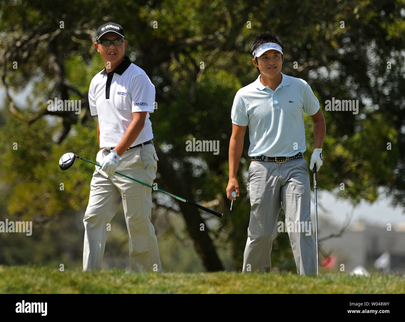 Japanese golfers Toru Taniguchi (L) and Ryuji Imada watches Taniguchi's drive off of the 15th tee box during a practice round prior to the 2008 U.S. Open at Torrey Pines Golf Course in San Diego on June 11, 2008. (UPI Photo/Kevin Dietsch) Stock Photo